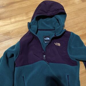 North face hooded sweatshirt size XS in great condition!